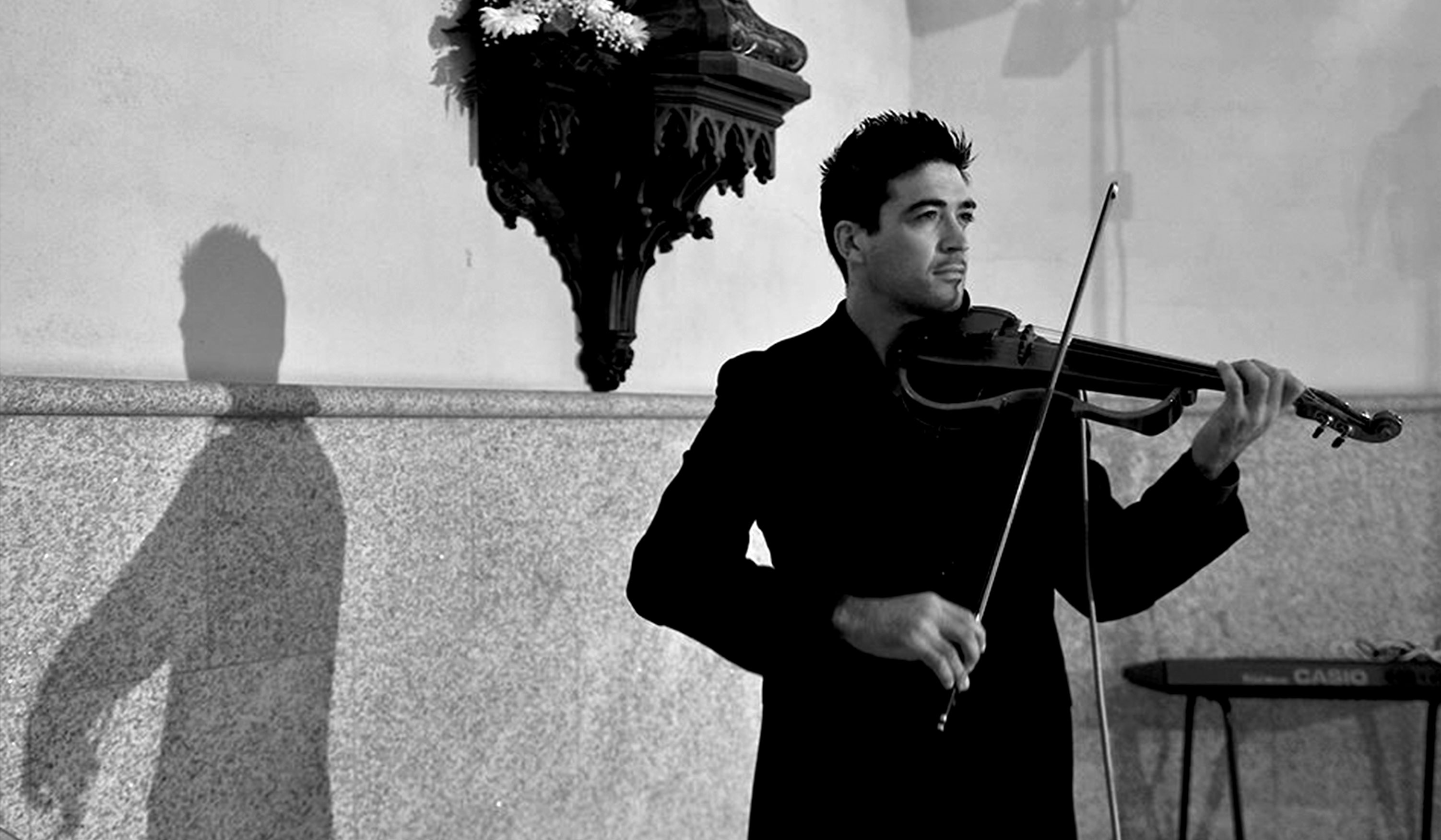 El violinista Hector Varela tocando música clásica durante una boda