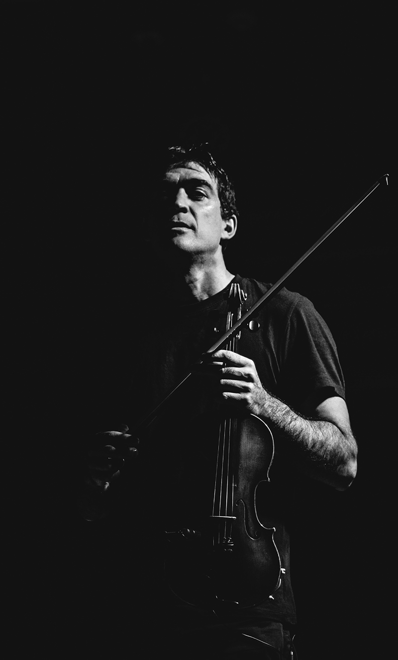 Retrato de Hector Varela con su violín